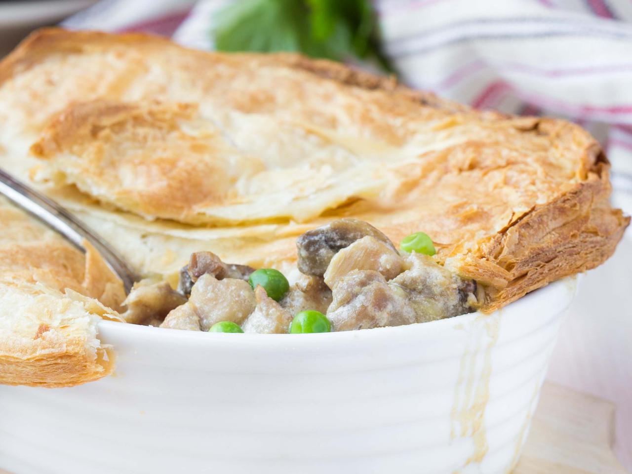 Gulasz z grochu z pieczarkami i białym winem: przepis na pożywne danie wege