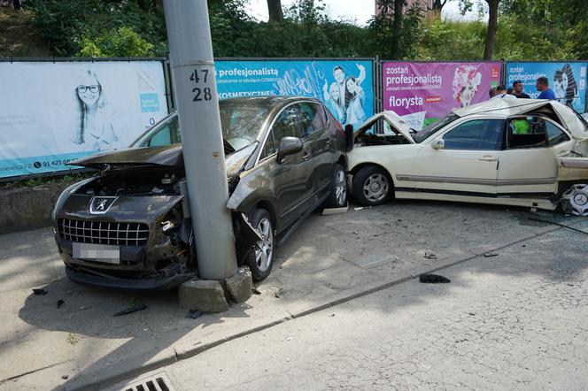 Szczecin: Tramwaj wykoleił się i zmiażdżył dwa samochody [ZDJĘCIA]