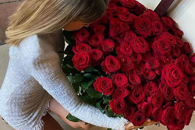 Piłkarz reprezentacji Polski kupił PIĘKNEJ ukochanej 100 czerwonych róż! Nie zgadniesz, jaka to okazja! ZDJĘCIA