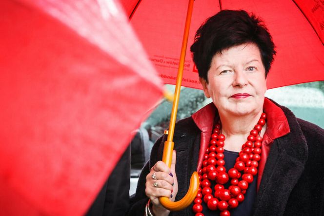  Joanna Senyszyn w czerwonych koralach  