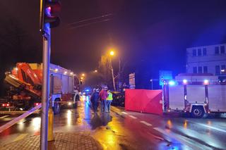 Makabryczny wypadek w Piastowie. 21-latka zginęła tuż pod remizą, kilka osób jest rannych [ZDJĘCIA]