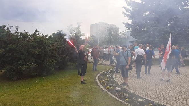 Związkowa "Solidarność" w MAN BUS nadal protestuje! Dziś przed zakładem było głośno