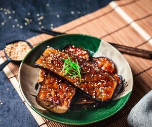 Wegański przepis na pieczone bakłażany. Z tym sosem to prawdziwa petarda