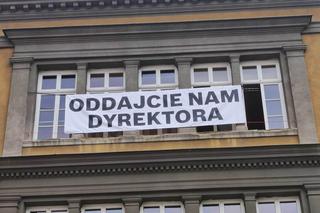 Protest w Tarnowie! Młodzi stanęli w obronie Jana Ryby. Oddajcie nam dyrektora
