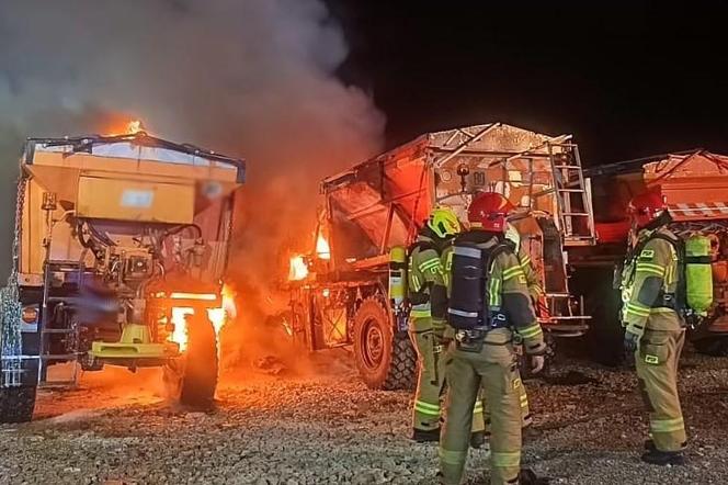 Nocny pożar w Niskowej koło Nowego Sącza.  Spaliły się trzy samochody ciężarowe.  