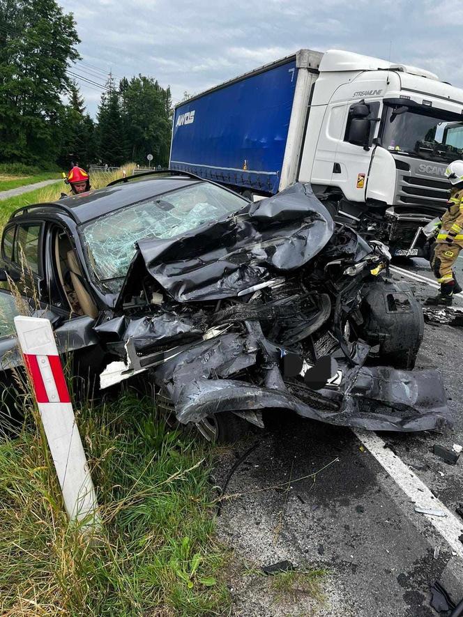 Osobówka zderzyła się z ciężarówką w Jurkowie. Droga krajowa nr 75 jest zablokowana!