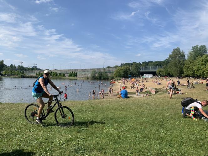 Piękna plaża w Katowicach i zakaz kąpieli w stawie