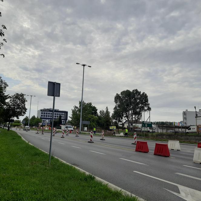 Poślizg na ważnej arterii Olsztyna. Przedłuży się remont ulicy Pstrowskiego