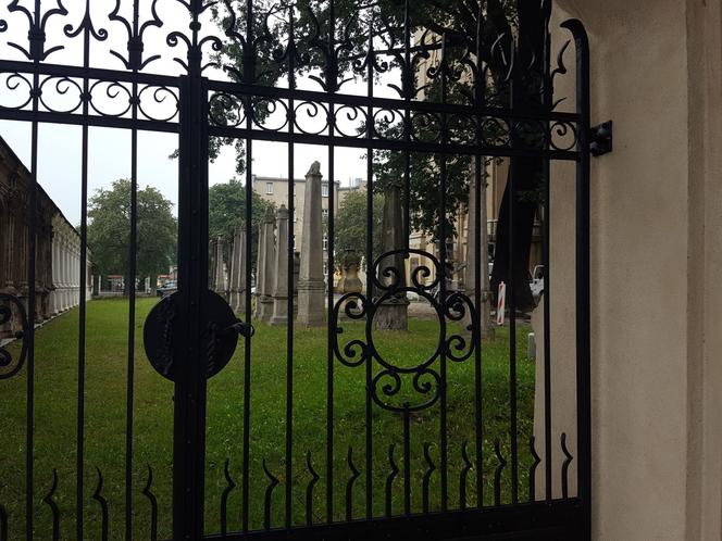 Zamontują błotochrony przy murze lapidarium w Lesznie