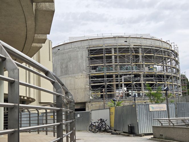 Szklana fasada Opery Nova nabiera kształtów. Rozbudowa wkracza w decydującą fazę!