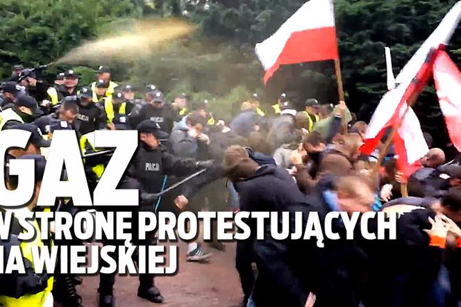 Gaz w stronę protestujących na Wiejskiej