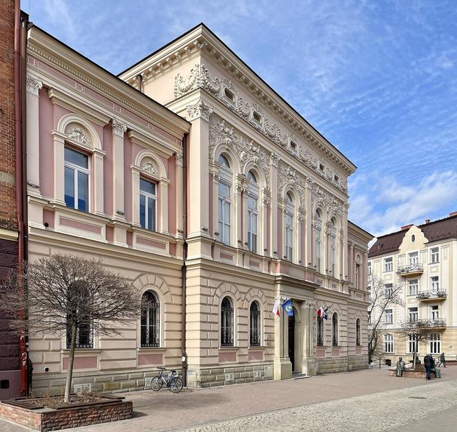 Budynek dawnej Kasy Oszczędności przy ulicy Wałowej w Tarnowie