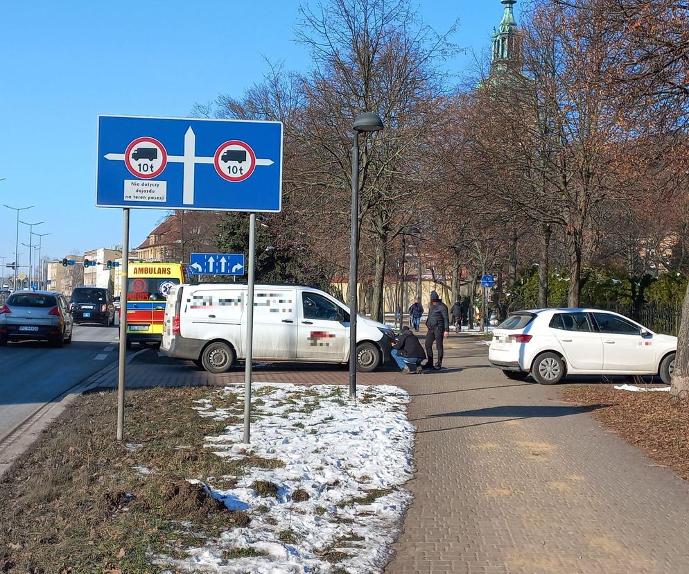 Dzwon przed wiaduktem w Lesznie. Kolizja białych firmowych aut [ZDJĘCIA]