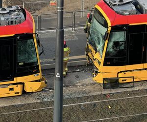 Zderzenie tramwajów w Warszawie. Wiele osób rannych, służby na miejscu