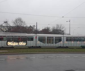 Mikołajkowy pojazd na łódzkich drogach. Zobacz, jak wyglądał świąteczny tramwaj