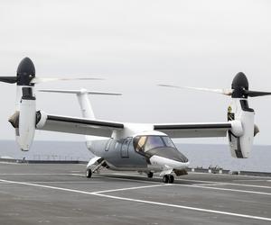 Zmiennowirnikowiec Leonardo AW609 na próbach na lotniskowcu Cavour