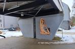 Naga kobieta uprawia jogę na lubelskim miasteczku akademickim. To kolejna praca Żbika
