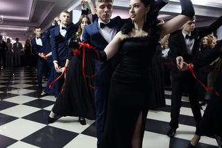 Studniówka 2024 w Opatowie. Cudowny walc uczniów Zespołu Szkół numer 1