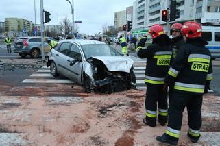 Poważny wypadek na Gocławiu. Ford uciekał przed policją, rozbił się na skrzyżowaniu