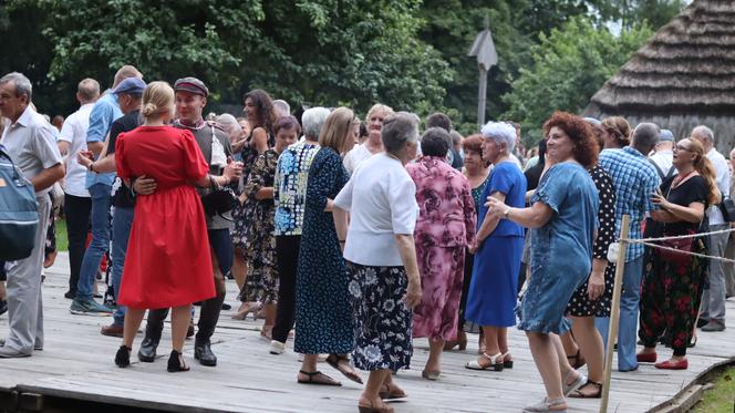 Wirują warkocze i wstążeczki. Tak bawili się lublinianie na potańcówce w skansenie!