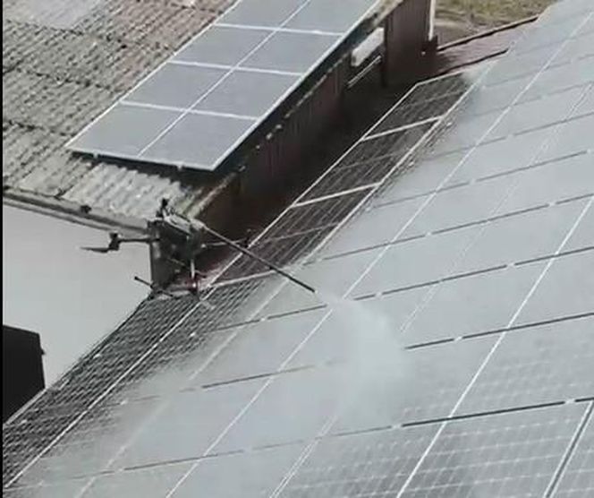 Tak drony czyszczą dachy i elewacje