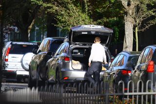 K. Tusk z mężem przenoszą rzeczy z lexusa do innego auta: Córka oddała ojcu samochód