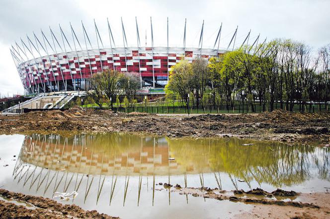 Miesiąc do EURO 2012. Tak WARSZAWA przywita kibiców. Brud i bagno przed STADIONEM NARODOWYM