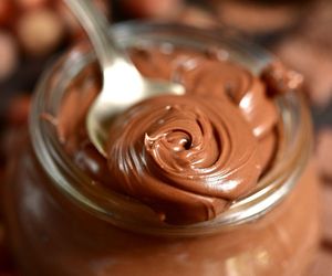 Nie kupuję kremu czekoladowego. Domowa wersja z tego zaskakującego składnika jest o wiele smaczniejsza 