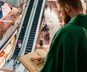 Modlą się w... centrum handlowym! Msza święta zamiast zakupów