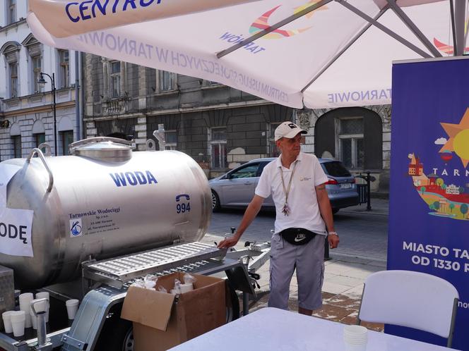 Tarnów walczy z falą upałów. Na ulicach rozdawana jest woda, stanęły również kurtyny wodne