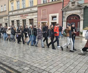 Polonez dla Fredry 2025 we Wrocławiu. Maturzyści zatańczyli na Rynku [ZDJĘCIA]