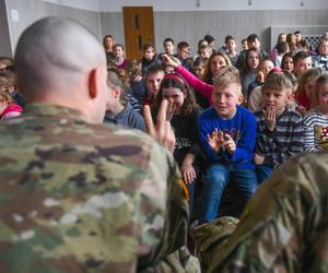 Żołnierze wchodzą do szkół. Rusza pilotaż programu Edukacja z wojskiem