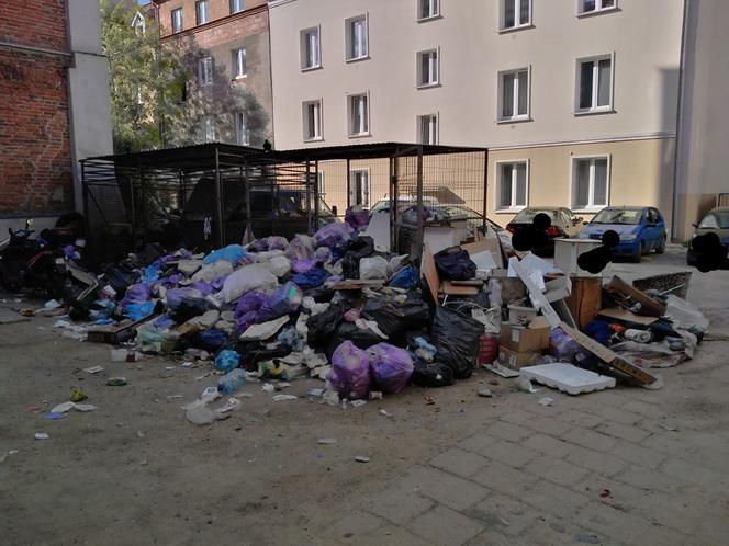 Odpady na ul. Piskorzewskiej w centrum Kalisza