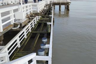 Sztorm połamał molo w Sopocie. Skalę zniszczeń widać na zdjęciach [GALERIA]