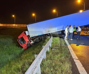 Ciężarówka runęła z nasypu na węźle pod Warszawą