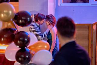 Na Wspólnej, odc. 3549: Marta (Joanna Jabłczyńska), Mikołaj (Krzysztof Wieszczek), Fabian (Jacek Knap)