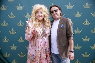 Różowiutka Magda Gessler wdzięczy się jak mała dziewczynka. I włoski jakby jaśniejsze...