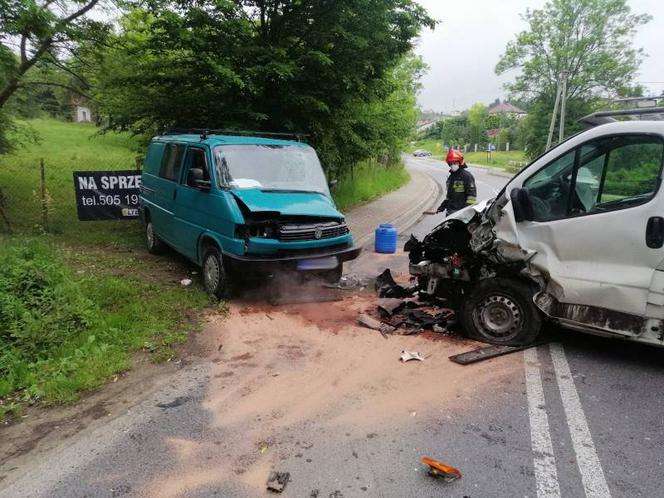 Łazy Biegonickie. Jedna osoba w szpitalu po zderzeniu dwóch dostawczaków