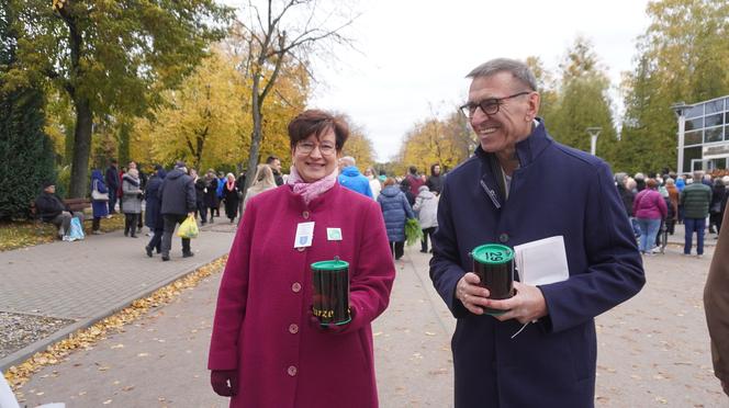 Tłumy na cmentarzu przy ul. Poprzecznej. Olsztynianie odwiedzają groby bliskich [ZDJĘCIA]