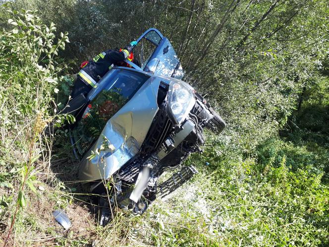 O krok od tragedii w Naszacowicach. Opel uderzył w latarnię i zatrzymał się na skarpie