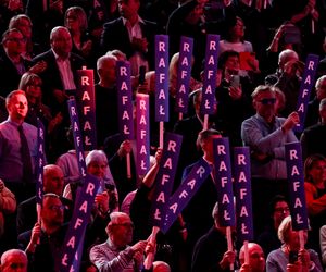 Konwencja KO w Gliwicach. Tusk, Trzaskowski, Protest związkowców i sprzedaż flag Polski i UE