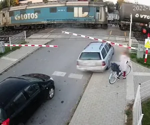 Przejechał przez zamknięty szlaban prosto w rozpędzony pociąg! Kierowca nie miał uprawnień [WIDEO]