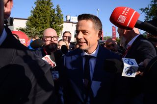 Rafał Trzaskowski  otoczony dziennikarzami przed debatą Super Expressu