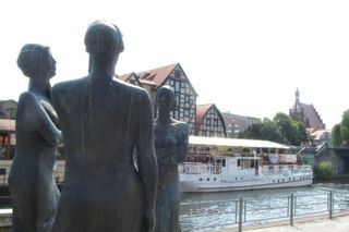 To w tej małej odlewni pod Bydgoszczą powstały słynne Trzy Gracje. Pan Rajmund pracował nad odlewem z synem Romanem