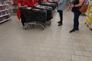 Tajemnicze wózki w Auchan w Olsztynie. Sprawdziliśmy, co było w środku. Zobacz zdjęcia!