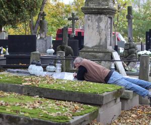 Lublinianie sprzątają groby przed 1 listopada