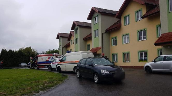 Bochnia: Mężczyzna zabarykadował się w bloku i grozi jego wysadzeniem