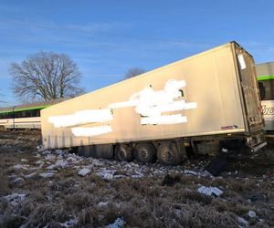   Tir zderzył się z pociągiem osobowym. Trasa kolejowa Ełk-Białystok zablokowana