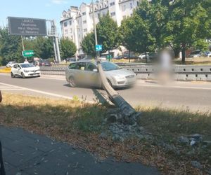 Kraków. Latarnia spadła na przejeżdżający samochód. Chwilę wcześniej doszło tam do wypadku [ZDJĘCIA]