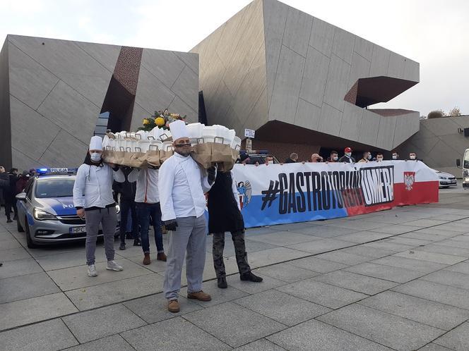 Protest branży gastronomicznej w Toruniu. Zanieśli trumnę pod pomnik Kopernika